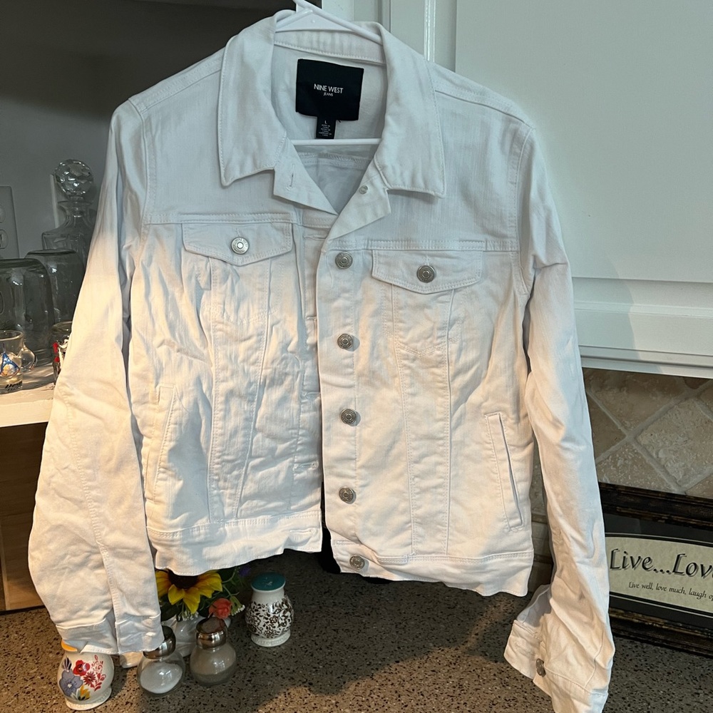 Very cute white denim jacket SZ large